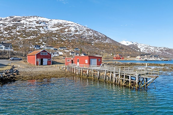 Tomt med naust og brygge presenteres av Kristian Ytreberg-Eide v/DNB Eiendom.