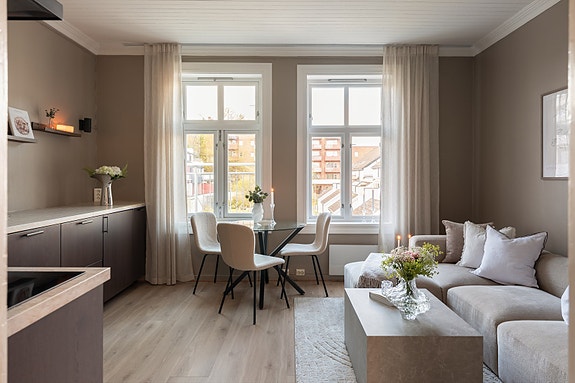 Velkommen til Øvre Møllenberg gate 73B - en innbydende 2-romsleilighet beliggende i 3. etasje i ærverdig jugendbygård fra 1905. (Foto: Eivind Mølnå)