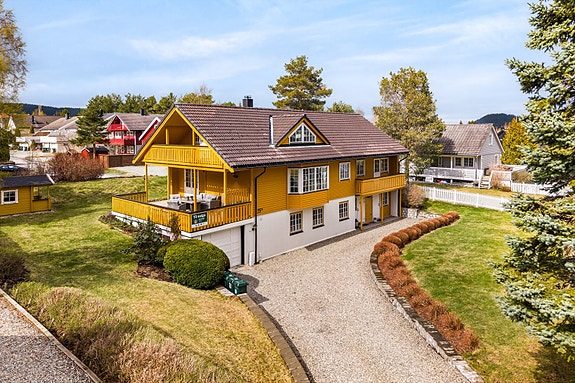 Velkommen til Lauvåsvegen 25B! En stor og flott enebolig på 3 plan med attraktiv beliggenhet! Foto v/ Max Stenberg, Grattis foto