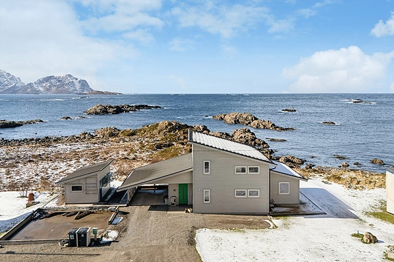 Velkommen til Nyksundveien 1020 - En smakfull enebolig over to etasjer med nydelig beliggenhet i vakre Nyksund.