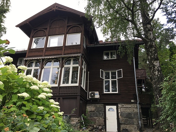 Studioleilighet i sjarmerende tømmerville med sjøutsikt. Rolig og hyggelig nabolag og kort reisevei til sentrum