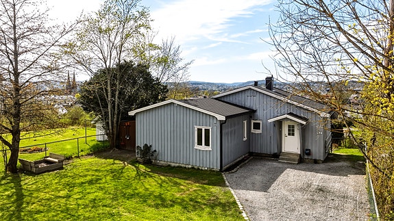 PrivatMegleren/ v Carine Paasche Sivertsen har gleden av å presentere, Alexander Kiellands gate 21B. Attraktiv enebolig med alt på et plan. Solrik vestvendt terrasse - Bad/ vaskerom fra 2026 - To gode soverom. Foto: THT foto.