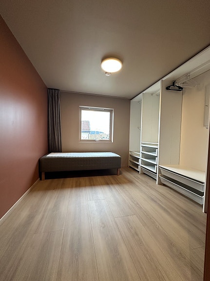 Ledig rom med romslig garderobe.