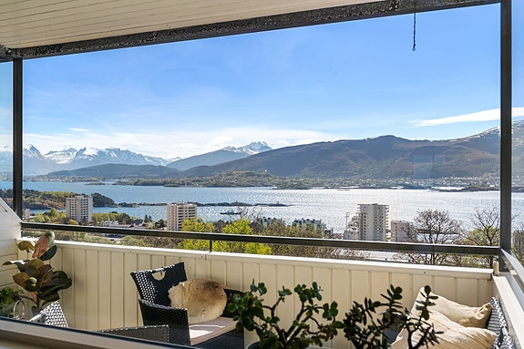 Velkommen til en av Byfjellets beste utsikter! Fjelltunvegen 55B presentert av Eiendomsmegler Norge v/ Marianne Stenseth.