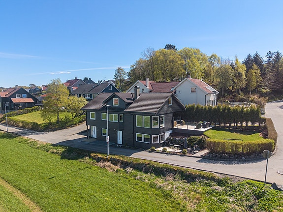 Velkommen til Friheimskroken 3A og B! En Stor enebolig med godkjent utleiedel, dobbel garasje i flotte omgivelser
-V/ Eira Næss Huseby, Eiendomsmegler Norge.