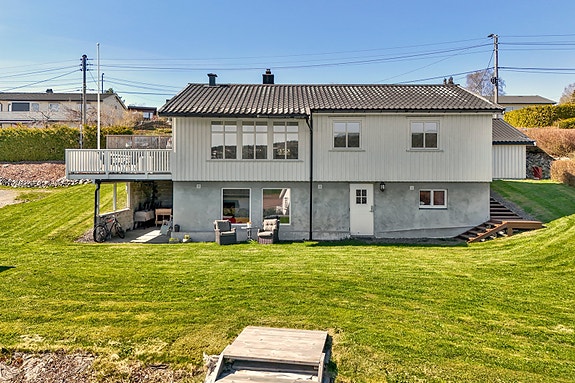 Velkommen til Ringveien 18 - En innholdsrik enebolig på stor tomt med dobbelgarasje og gode solforhold. Fotograf: Kvadrat Boligfoto.