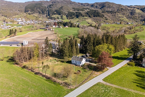 Velkommen til denne ærverdige eiendommen i Etne! Foto: Fotoyoon
