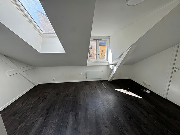 Plass til sittegruppe og mindre spisebord.