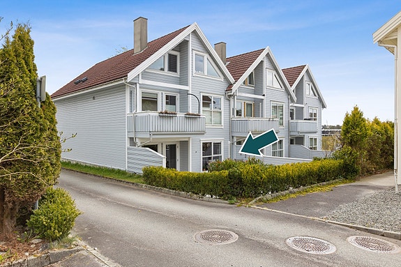 Velkommen til Sandvedtunet 20A! En pen og velholdt selveierleilighet på Sandved med store og solrik terrasse og fast parkeringsplass.