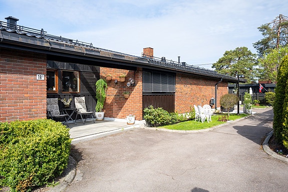 Velkommen til Steinhammerveien 18B - Atriumshus på 164 kvm. med solrik terrasse og garasje.