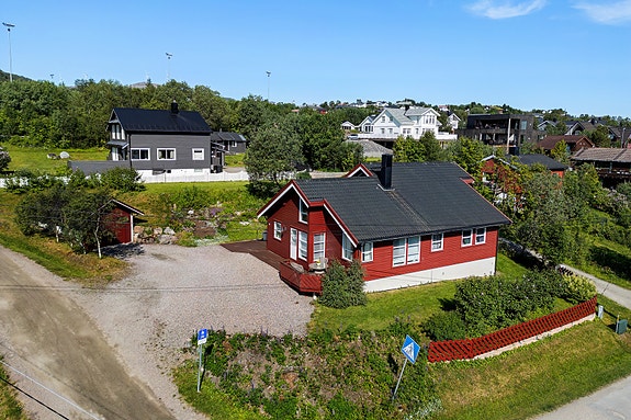 Velkommen til Rundheiveien 1! Arkitekttegnet enebolig med garasje.
