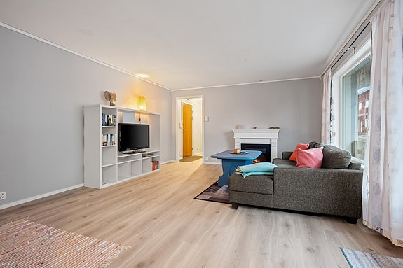 Plass til både sofagruppe og mediemøbler gir fleksibel innredning.