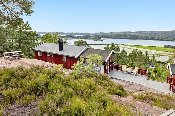 Velkommen til Gyltesøveien 55! Her ved foten av Vammensåsen ligger dette fristedet, idyllisk plassert på et lite høydedrag med en følelse av luft og frihet.