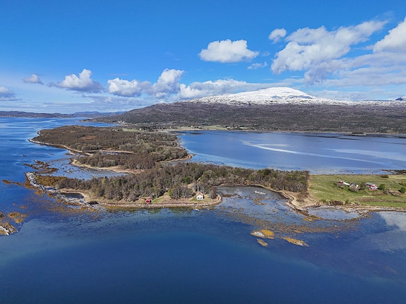 Mjønesveien 260 ligger helt i vannkanten på Mjønes, en naturskjønn halvøy med umiddelbar tilgang til fjord og fjell.