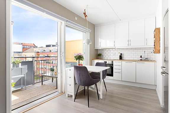 Velkommen til en moderne og lys toppleilighet med luftig og skjermet beliggenhet i 5. etasje!