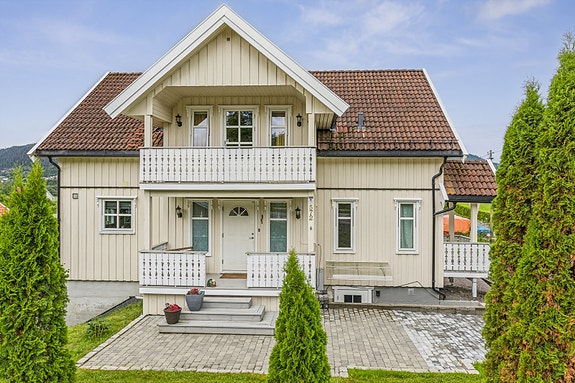 En innholdsrik enebolig med utleiedel fra 2003, beliggende i landlige og rolige omgivelser.