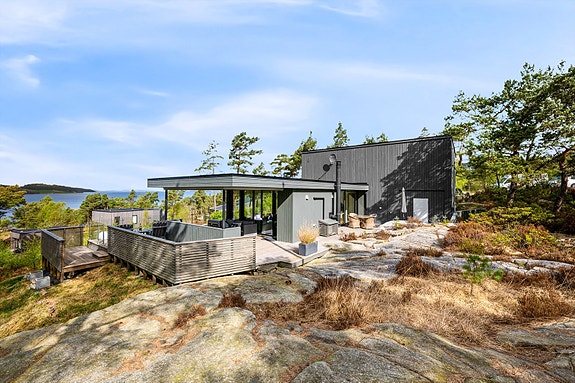 Dan Chruickshank presenterer: Innbydende hytte m/gjennomgående naturlig lys. Nydelig utsikt, strålende solforhold. Båtplass. 5 sov/2 stuer/2 bad. (Foto: Stian Dirdal.)
