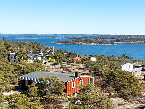Hytta ligger tilbaketrukket og skjermet i terrenget. Kun 400 meter i luftlinje til vannet. Foto: Eivind Lauritzen.