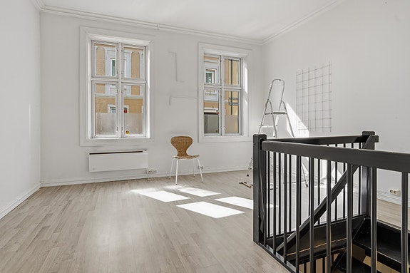 Velkommen til en innholdsrik leilighet over to plan med meget sentral beliggenhet på Meyerløkka, ved St. Hanshaugen og Pilestredet Park