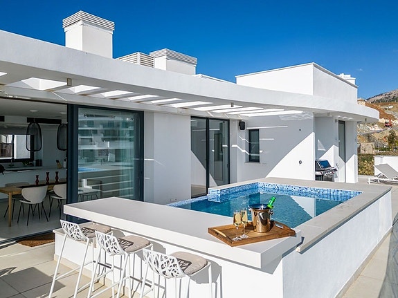 Penthouse med panoramautsikt mot havet | Privat basseng, stor takterrasse og 3 soverom
