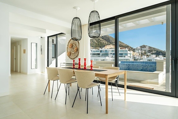 Penthouse med panoramautsikt mot havet | Privat basseng, stor takterrasse og 3 soverom