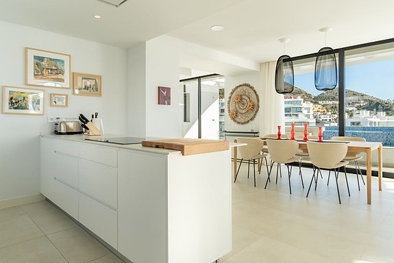 Penthouse med panoramautsikt mot havet | Privat basseng, stor takterrasse og 3 soverom