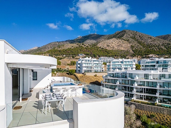 Penthouse med panoramautsikt mot havet | Privat basseng, stor takterrasse og 3 soverom
