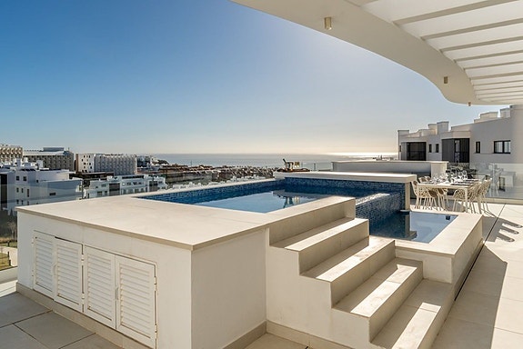 Penthouse med panoramautsikt mot havet | Privat basseng, stor takterrasse og 3 soverom