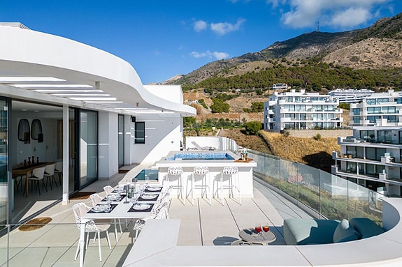 Penthouse med panoramautsikt mot havet | Privat basseng, stor takterrasse og 3 soverom