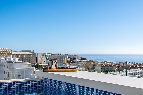 Penthouse med panoramautsikt mot havet | Privat basseng, stor takterrasse og 3 soverom