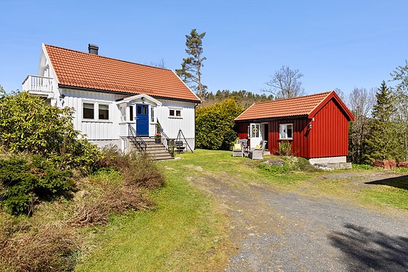Velkommen til Åkvågveien 405 - En sjarmerende og innholdsrik bolig med solrike uteområder, beliggende i usjenerte omgivelser Foto: Sønnavind