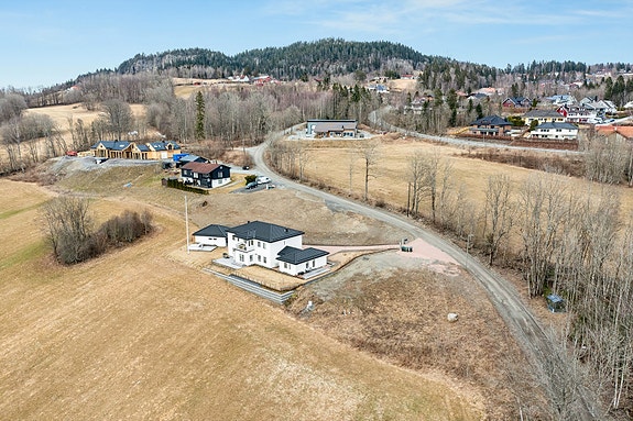 Velkommen til Kraftveien 23A! Selveiertomt på 1 202 m² med landlig og tilbaketrukket beliggenhet, likevel er det kort vei til service-/og kollektivtilbud. Foto: Efkt.