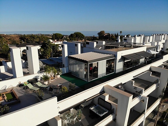 Penthouse med 307 m² terrasse og panoramautsikt i Estepona