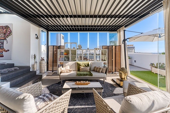 Penthouse med 307 m² terrasse og panoramautsikt i Estepona