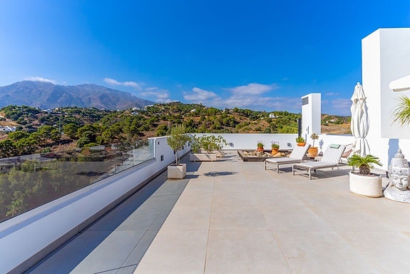Penthouse med 307 m² terrasse og panoramautsikt i Estepona