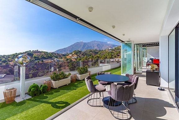 Penthouse med 307 m² terrasse og panoramautsikt i Estepona