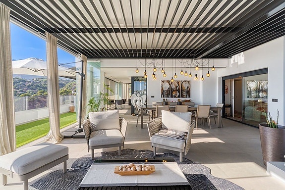 Penthouse med 307 m² terrasse og panoramautsikt i Estepona