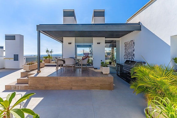 Penthouse med 307 m² terrasse og panoramautsikt i Estepona