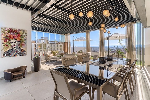 Penthouse med 307 m² terrasse og panoramautsikt i Estepona