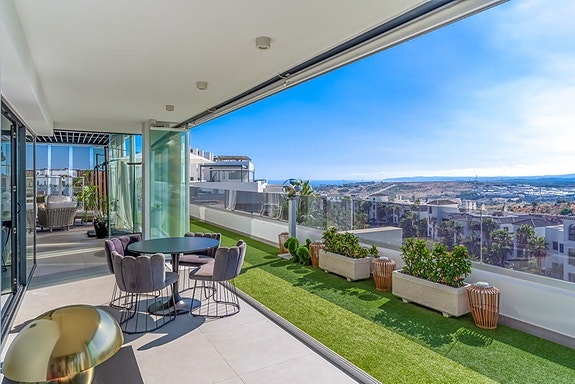 Penthouse med 307 m² terrasse og panoramautsikt i Estepona