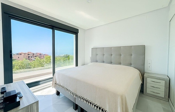 Duplex penthouse med 4 soverom, jacuzzi og panoramautsikt i Marbella