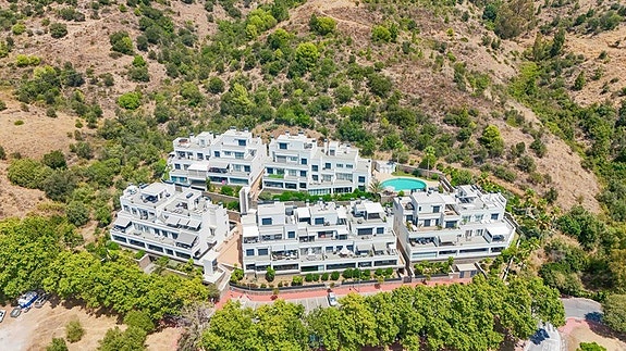 Duplex penthouse med 4 soverom, jacuzzi og panoramautsikt i Marbella