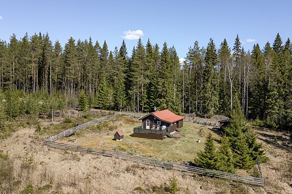 Velkommen til Eidsbergsvegen 2 og denne fine hytta på Finnskogen! Foto: Husfoto v/ Bernat Tubau.