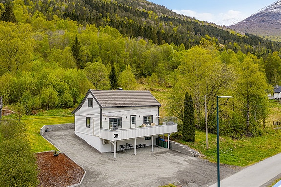 Riisevegen 38 presenteres av Hedda Nedrelid v/Notar | Foto av Blåtind fotografikk |