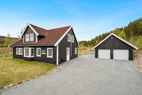 Velkommen til Bredlimovegen 173! Heimdal Eiendomsmegling v/Berit Dalen Hammer har gleden av å presentere en flott og landlig familiebolig med idyllisk beliggenhet. Foto: Interiørfoto v/Haukdal.