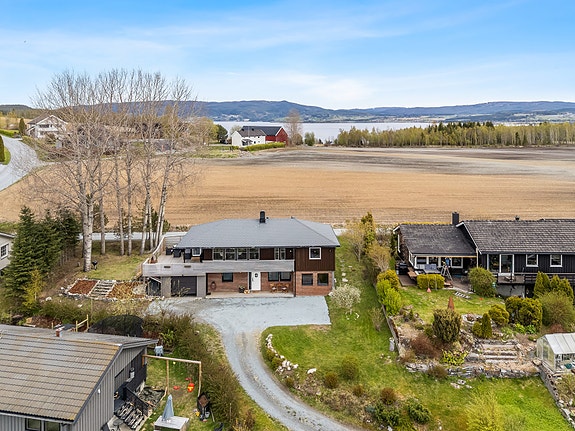 Romslig tomt og opparbeidet hage. Foto: Interiørfoto v/Sunde.