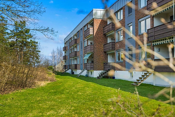 Velkommen til en 3-roms andelsleilgihet med balkong i høy 1. etg. Garasje medfølger. Flott beliggende ut mot stort grøntareale - helt uten gjenboere.