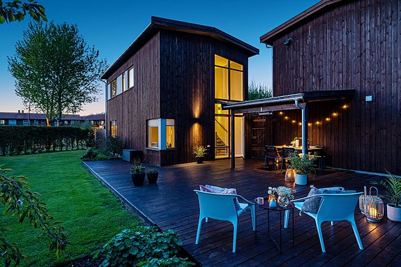Dan Chruickshank presenterer: Stilfull, innbydende liten enebolig m/gjennomgående naturlig lys. Idyllisk, solrik og helt skjermet liten oase/uterom. Eget vaskerom. Carport. (Foto: Stian Dirdal.)