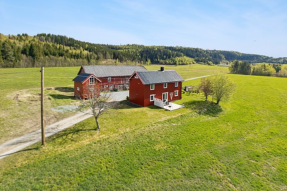 Sjarmerende og landlig eiendom med småbruk-preg beliggende skjermet og fint til i Finne, Skogn.
