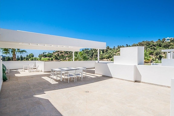 Duplex penthouse med 3 soverom, stor takterrasse og golfutsikt i Atalaya, Benahavís
